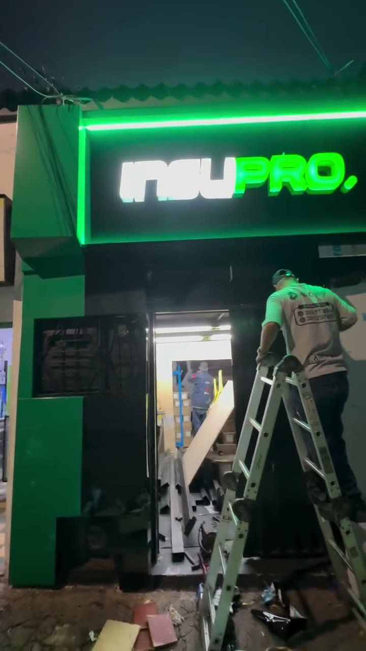 Instalación de aviso comercial luminoso en fachada comercial