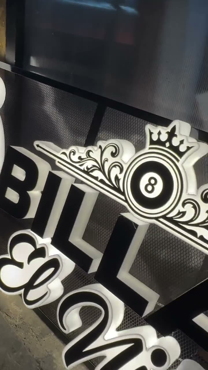 Aviso con silueta y letras corpóreas retroiluminadas sobre malla