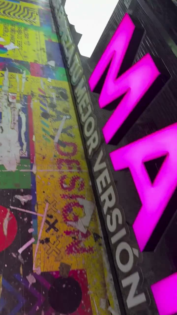 Aviso en acrílico con iluminación LED fucsia y blanca