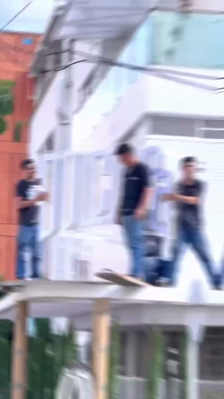 Cuadrilla técnica ejecutando instalación de aviso en altura sobre fachada comercial