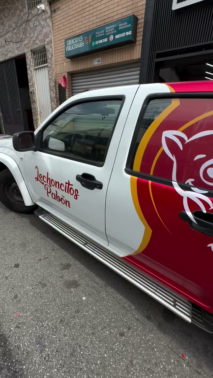 Instalación de vinilo con sellado térmico sobre carrocería comercial