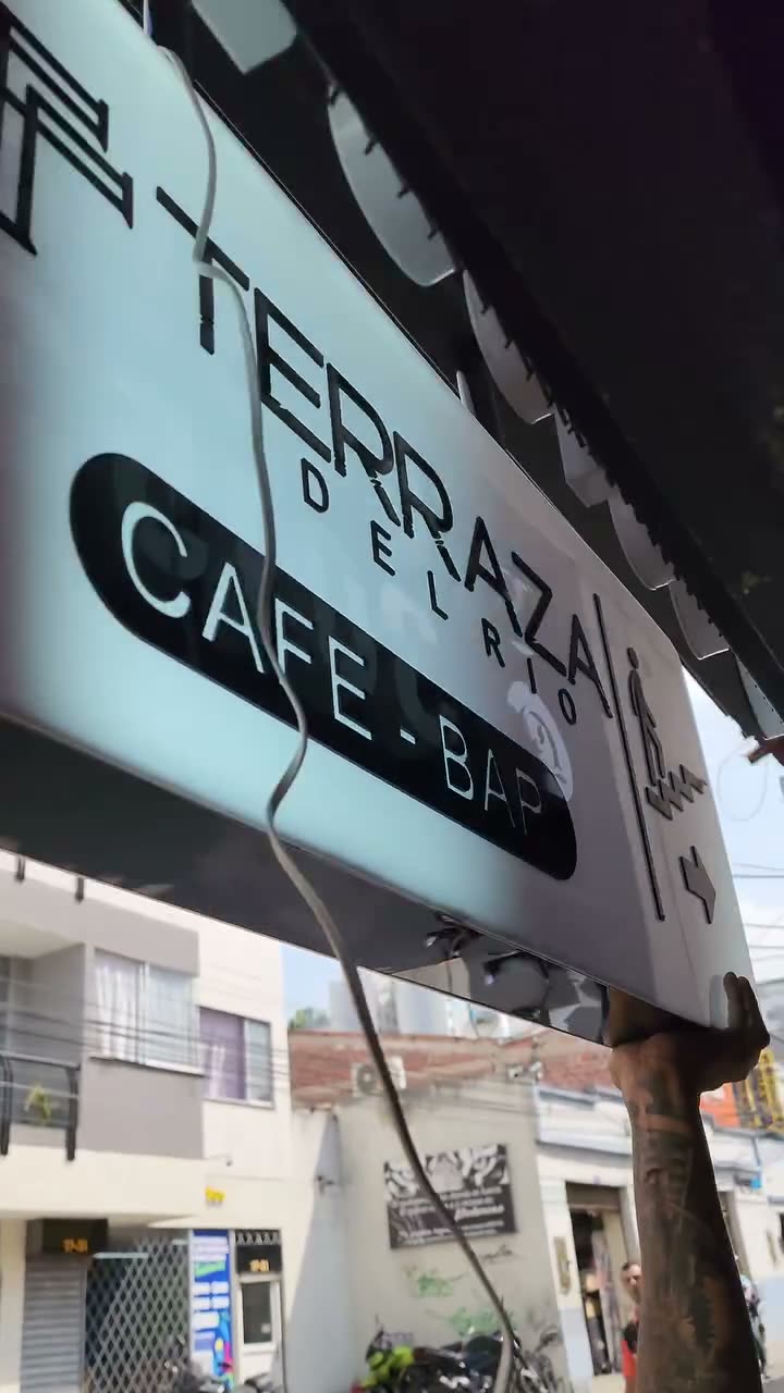 Instalación de caja de luz y señalización comercial suspendida